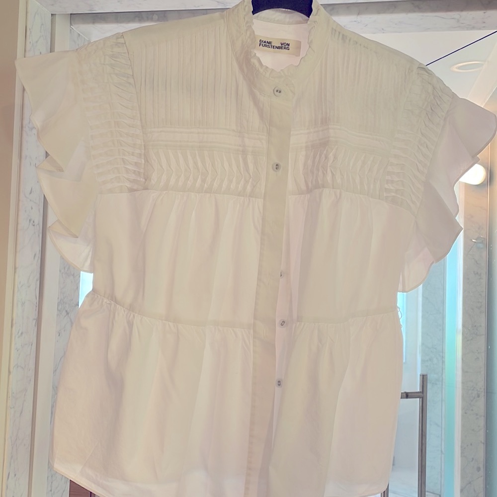 Diane Von Furstenberg crisp white blouse. Capped sleeve.